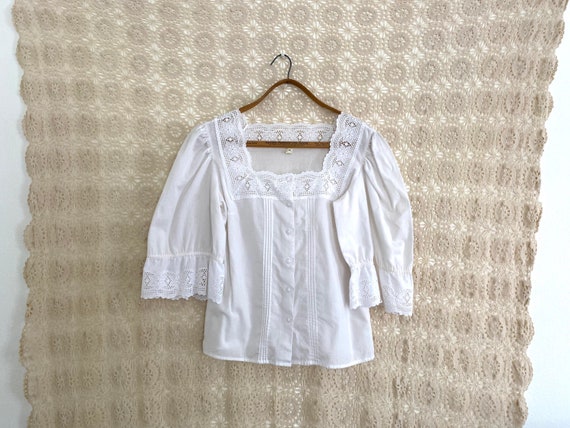 Austrian puff sleeve ruffle and lace blouse