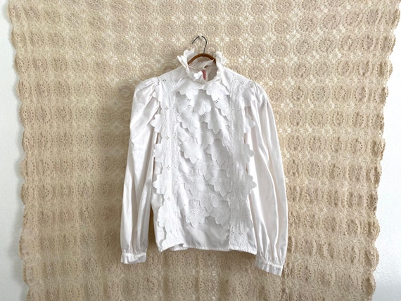 Austrian puff sleeve ruffle blouse