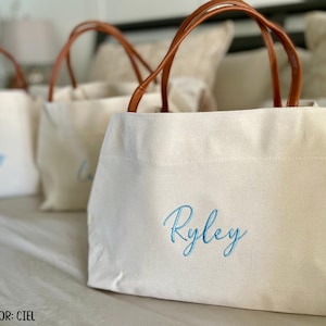 Bridesmaid Tote Bags, Personalized bridesmaid bags, bridal party, bridesmaid gifts, maid of honor tote, custom bridesmaid tote bags, Tote image 4