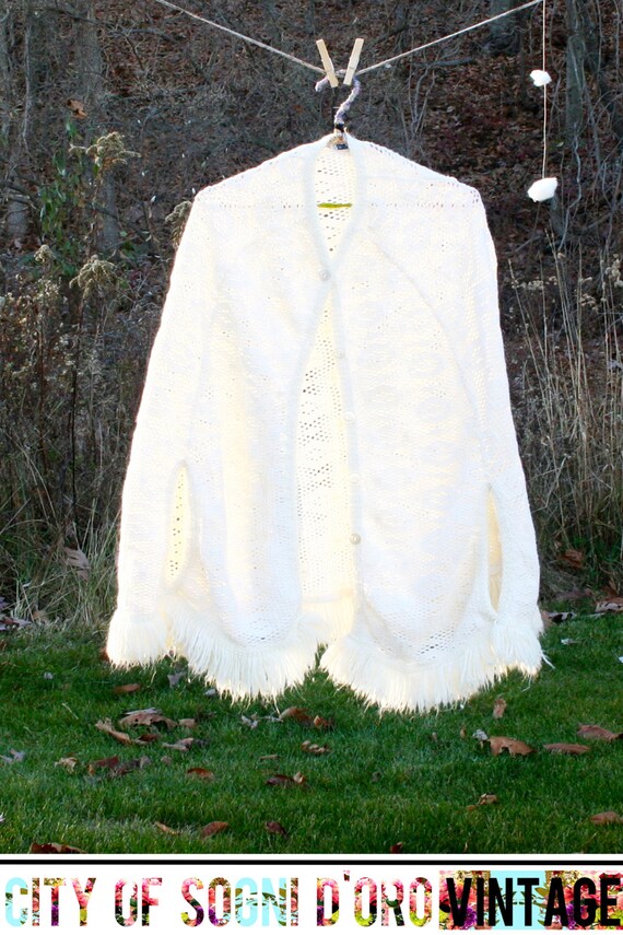 Vintage 70s Cape, Knit Cape, Knit Shawl, White Pon