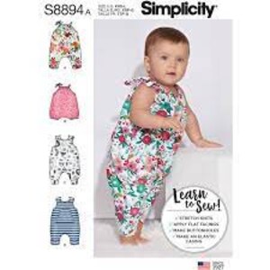 Op de afbeelding: Simplicity naaipatroon S8894 voor babyrompers. Het patroon bevat instructies voor verschillende romperstijlen, met bloemen-, gestreepte en effen stofopties. De afbeelding toont een baby die een bloemenromper draagt. Het patroon is gemarkeerd met "Learn to Sew!"