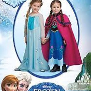 Op de afbeelding: Simplicity naaipatroon S0733 met twee jonge meisjes in Frozen-thema kostuums. E&eacute;n meisje draagt een lichtblauwe jurk, de ander een blauwe jurk met een roze cape. Het Disney Frozen logo staat onderaan.
