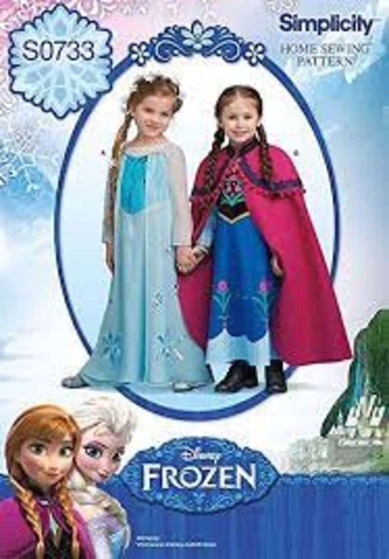 Op de afbeelding: Simplicity naaipatroon S0733 met twee jonge meisjes in Frozen-thema kostuums. E&eacute;n meisje draagt een lichtblauwe jurk, de ander een blauwe jurk met een roze cape. Het Disney Frozen logo staat onderaan.