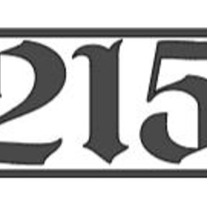 Op de afbeelding: Een rechthoekig, donkergrijs metalen bord met het nummer "215" uitgesneden in een vet, gotisch lettertype. Het bord heeft een dunne, bijpassende rand, wat een strakke en moderne uitstraling creëert. Het ontwerp is eenvoudig en veelzijdig.