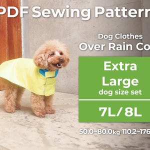 Può includere: Un piccolo cane marrone con un impermeabile giallo e un colletto blu. L'immagine include il testo "PDF Sewing Pattern", "Dog Clothes Over Rain Coat" e "Extra Large dog size set 7L/8L". L'intervallo di peso è 50,0~80,0 kg.