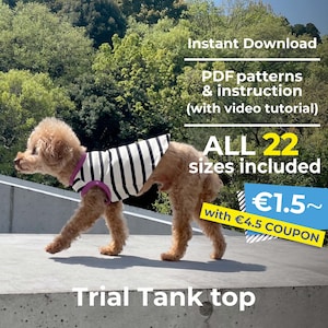 Könnte beinhalten: Ein kleiner brauner Hund, der ein schwarz-weiß gestreiftes Tanktop mit lilafarbener Einfassung trägt. Der Hund geht auf einer Betonfläche. Das Bild enthält Text, der "Sofortiger Download", "PDF-Muster & Anleitung (mit Video-Tutorial)", "ALLE 22 Größen enthalten", "€1.5~ mit €4.5 GUTSCHEIN", und "Trial Tank top" lautet.
