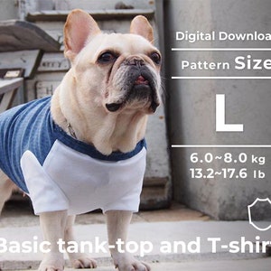 Puede incluir: Un Bulldog Francés con un patrón de camiseta sin mangas y camiseta azul y blanca. El patrón está disponible en talla L, que se adapta a perros que pesan de 6,0 a 8,0 kg (13,2 a 17,6 lb). Descarga digital. Camiseta sin mangas y camiseta básica.
