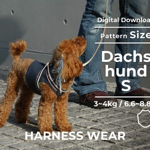 Op de afbeelding: Een bruine en witte teckel die een blauw denim harnas draagt met een witte en blauwe gepatenteerde riem. De hond wordt uitgelaten door een persoon die blauwe jeans draagt. De tekst op de afbeelding luidt "Digitaal Download Patroon Maat Teckel S 3~4kg/6.6~8.8lb HARNESS WEAR".