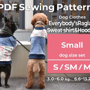 Op de afbeelding: Afbeelding van twee honden die bijpassende spijkerbroeken en kleding met patronen dragen. De afbeelding bevat de tekst "PDF Sewing Pattern", "Dog Clothes", "Everybody's Raglan Sweat shirt & Hoodies", "Small dog size set" en de maten S/SM/M. Het gewicht is 3,0 tot 6,0 kg.