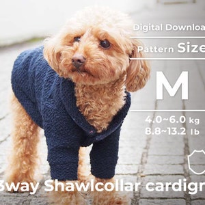 Op de afbeelding: Een digitaal downloadpatroon voor een 3-weg shawlkraag cardigan voor honden. Het patroon is voor maat M, geschikt voor honden die 4,0 tot 6,0 kg (8,8 tot 13,2 lb) wegen.