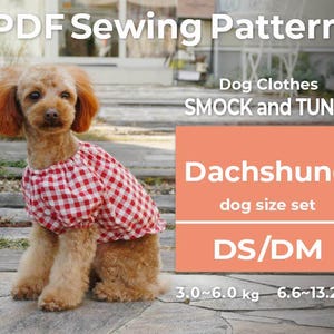 Puede incluir: Un perro pequeño con un smock y túnica a cuadros rojos y blancos. La imagen incluye el texto "PDF Sewing Pattern", "Dog Clothes", "Dachshund" y "DS/DM". El tamaño del perro es de 3,0-6,0 kg.