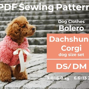 Puede incluir: Un perro pequeño marrón con un bolero rosa y un lazo blanco. La imagen incluye el texto "PDF Sewing Pattern", "Dog Clothes Bolero" y "Dachshund Corgi dog size set". El conjunto de tallas es para perros entre 3,0-6,0 kg.