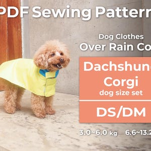 Puede incluir: Un perro pequeño, de color marrón claro, lleva un impermeable amarillo con un cuello azul. La imagen incluye texto que dice "PDF Sewing Pattern", "Dog Clothes Over Rain Coat", y "Dachshund Corgi dog size set DS/DM". El peso es de 3,0 a 6,0 kg.
