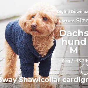 Könnte beinhalten: Ein digitales Download-Muster für einen 3-Wege-Schal-Kragen-Cardigan für einen Dackel. Das Muster ist für Größe M, das für Hunde mit einem Gewicht von etwa 6 kg oder 13,2 lb geeignet ist.
