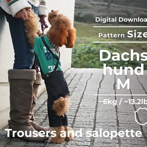 Puede incluir: Un patrón de descarga digital para hacer pantalones y un peto para un perro dachshund. El patrón es para la talla M, que es para perros que pesan aproximadamente 6 kg o 13,2 lb.