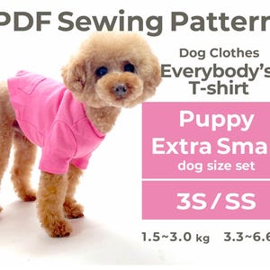 Könnte beinhalten: Ein kleiner, hellbrauner Hund trägt ein leuchtend rosa T-Shirt. Das Bild enthält den Text "PDF Sewing Pattern", "Dog Clothes", "Everybody's T-shirt" und "Puppy Extra Small dog size set". Die Größe ist als 3S/SS angegeben und das Gewicht beträgt 1,5 bis 3,0 kg.