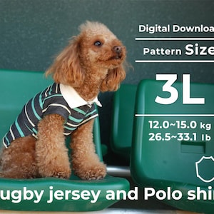 Op de afbeelding: Een bruin-wit gestreepte hond die een rugbytrui en een poloshirt draagt. De hond zit op een groene bank. De tekst "Digitaal downloaden" en "Patroonmaat 3L" wordt boven de hond weergegeven. De tekst "12,0~15,0 kg 26,5~33,1 lb" wordt onder de hond weergegeven. De tekst "Rugbytrui en poloshirt" wordt onder de hond weergegeven.