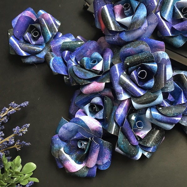 Fleurs en papier galaxie - cosmiques, nébuleuse, astronomie, décoration de mariage sur le thème de l'espace, mariage ringard, fleurs en papier bleu indigo, fleurs en papier violettes