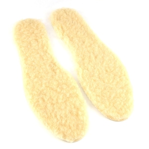 Puede incluir: Dos pares de plantillas para zapatos de forro polar beige. Las plantillas están hechas de un material suave y peludo y están diseñadas para brindar calidez y comodidad.