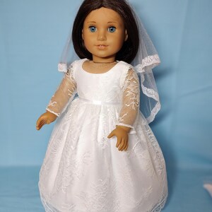 Exquisite Braut Stoff Spitze Kommunion Kleid, Schleier für 18 "Puppen. Weiß Hochzeit Kleid Satin Perlen Spitze Band Geschenk Kleidung Outfit Set.