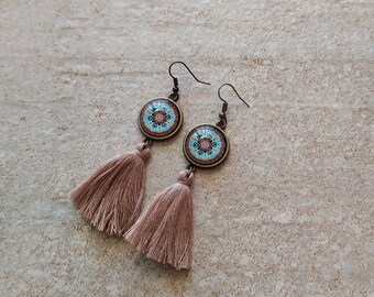 Boucles d'oreille pompons beige esprit  bohème, boucles d'oreille cabochon mandala  motif