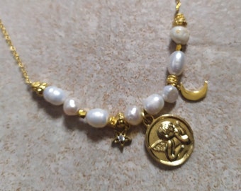 Collier chaîne perles nacre blanches/ ange ,lune et étoile