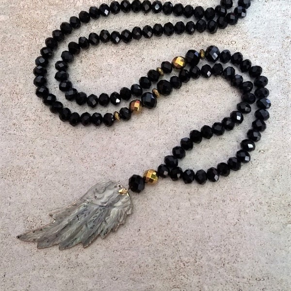 Sautoir collier perles noire pendentif ange nacre gris