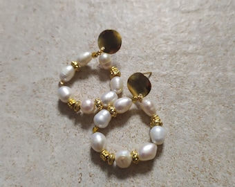 Boucles d'oreilles créoles perles nacres blanc et or