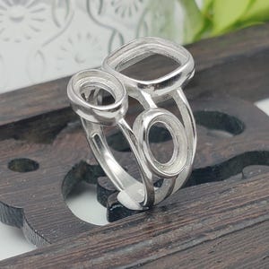 Base per anello regolabile (quadrato 10 x 10 mm e ovale 6 x 8 mm) con 3 fori per anello R968B in argento 925 placcato oro bianco.