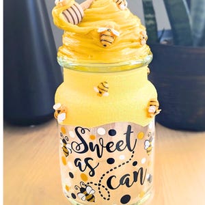 Custom Honey Bee Candy Jar Decoration, Bumble Bee Fake Honeycomb Treat Container, Honey Jar for Kitchen Storage, Apothecary Jar for Desserts