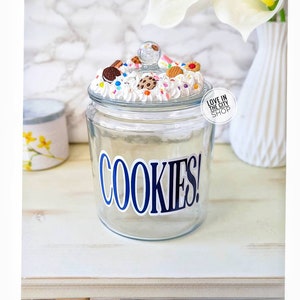 Personalized cookie jar with lid, Kitchen Storage for Treats, Sugar Cookie Baking Gift, Cookie Cutter Holder, Bakery Chocolate Chip Cookies