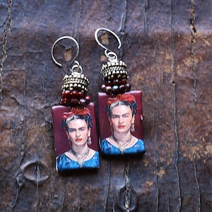 Pendientes colgantes de arcilla artesanales de Frida Kahlo. Arte bohemio moderno para lucir. Pendientes rústicos únicos y elegantes de Rascal Moon Design.