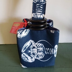 Fresh Lobster Trio Bag to elegancka, granatowo-biała torebka z uchwytem u góry, idealna do zabierania ze sobą wszędzie, gdzie chcesz się bawić!