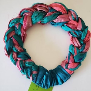 Des soies sari kaki et bleu sarcelle lumineuses et audacieuses sont mélangées dans mon serre-tête tressé en soie sari ! Des « bijoux pour vos cheveux » vraiment magnifiques !