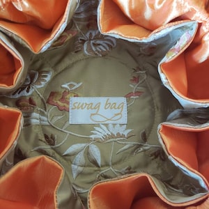 Eine weitere wunderschöne bestickte Swag Bag aus Seide, gefüttert mit oranger Thai-Seide! Taupe und Creme und Gold und Orange vereinen sich in raffinierter Schönheit!