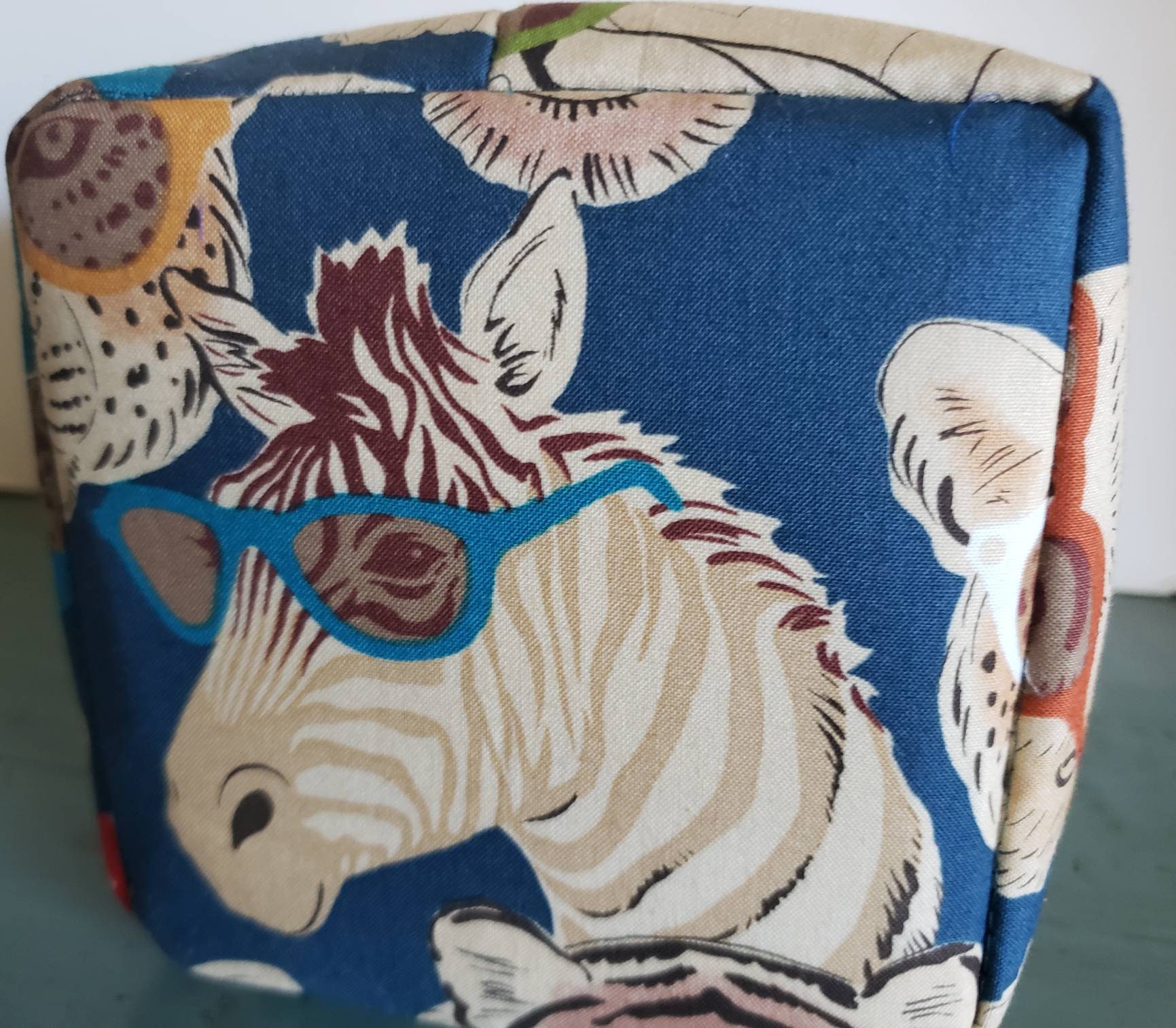 A Wildlife Trio Bag with attitude! A too cool wild kingdom in 100% cotton, with a blue silk lining and three golden wood rings to close.