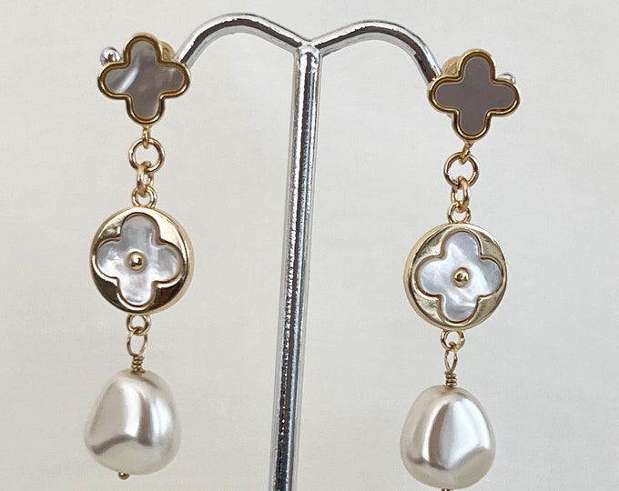 Catherine Princess of Wales, Kate Inspired Clover Chandelier Earrings, Gold Mother of Pearl Earrings, Iridescent MOP Dainty Dangles, #1560