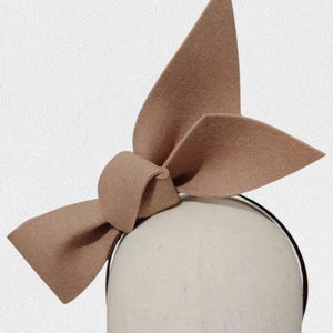 Tocado moderno con lazo de fieltro color canela, diadema llamativa, accesorio para el cabello, sombrero, fascinador grande y estructurado, Australia