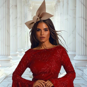 Tocado moderno con lazo de fieltro color canela, diadema llamativa, accesorio para el cabello, sombrero, fascinador grande y estructurado, Australia