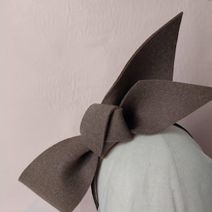 Tocado de fieltro marrón con lazo, accesorio para el cabello, tocado llamativo, sombrero de boda, fascinador, grande, estructurado, Australia
