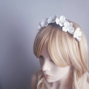 ÉLÉGANTE Hoofdband haarstuk bruiloft bruids zendspoel porselein witte bloem accessoires vintage antieke kronen tiara sierlijke elegante bloemen