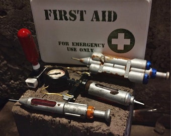 Erste-Hilfe-Kasten aus der Vorkriegszeit, Nachbildung von Stimpak, Calmex, Med-X-Requisite aus dem Spiel, Beruhigungsmittel mit identischem Aussehen wie Med-X