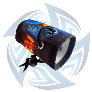 Peut inclure: Une pochette noire à cordon de serrage avec un motif vibrant de flammes bleues et oranges. La pochette a un cordon de serrage noir et des œillets métalliques. L'intérieur est blanc. La pochette est conçue pour contenir de petits objets.