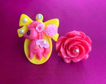 Conjunto de anillos de declaración floral de unicornio alado (rosa + amarillo), dulce lolita, hada kei, gyaru, femenino, Harajuku, pedrería, brillante, anillo kawaii