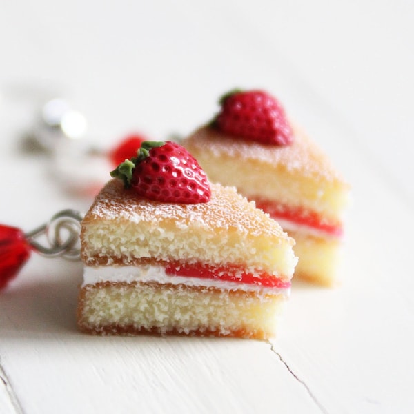 Boucles d'oreilles Victoria Sponge Cake - Strawberry Cake Charms - Miniature Food Jewellery - Cake Jewelry - Polymer Clay Cake Charms - Cadeaux pour elle