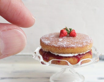 Miniature Victoria Sponge Cake // Maive Ferrando