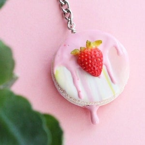 Polymer Clay Macaron Keychain, Fimo Food, Food Jewelry, Macaron Jewelry, Macaron Charm, Polymer Clay Macaron, Fimo Macaron, Pink Macaron Strawberry