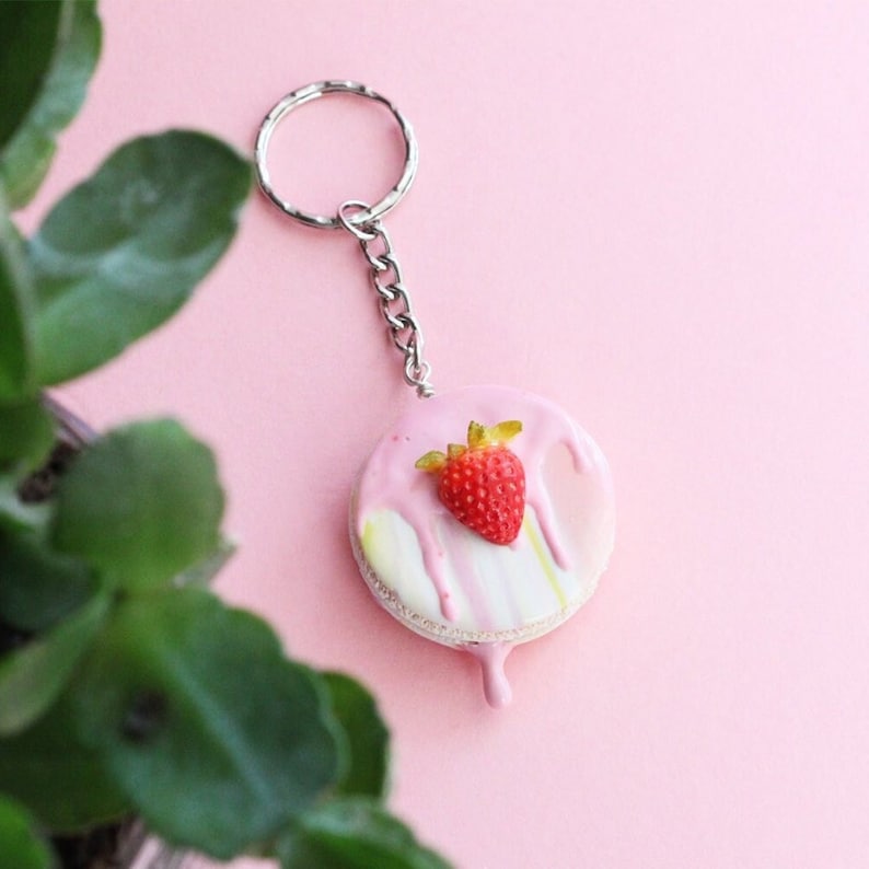 Polymer Clay Macaron Keychain, Fimo Food, Food Jewelry, Macaron Jewelry, Macaron Charm, Polymer Clay Macaron, Fimo Macaron, Pink Macaron Strawberry