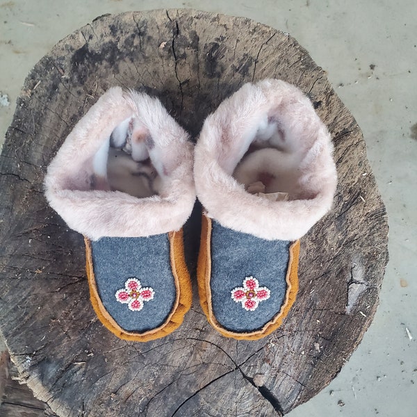 Ojibwe Native American style baby moccasins buffalo hide, sheep sheerling trim wool upper toddler size 9 and 1/2