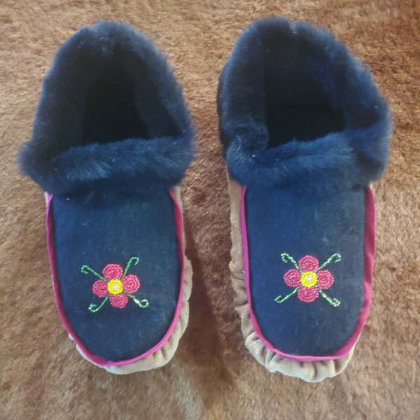 Real sheep sherpa lining ojibwe Native American style moccasins buffalo hide, wool trim, womens size 8.  Beaded wool upper.